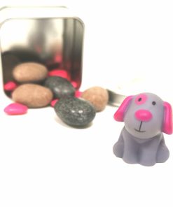 Chien gris et fuchsia aimanté